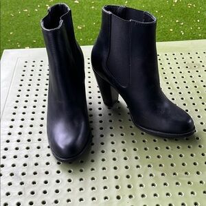 Sophisticated Black Heeled Boots with Elastic Panel